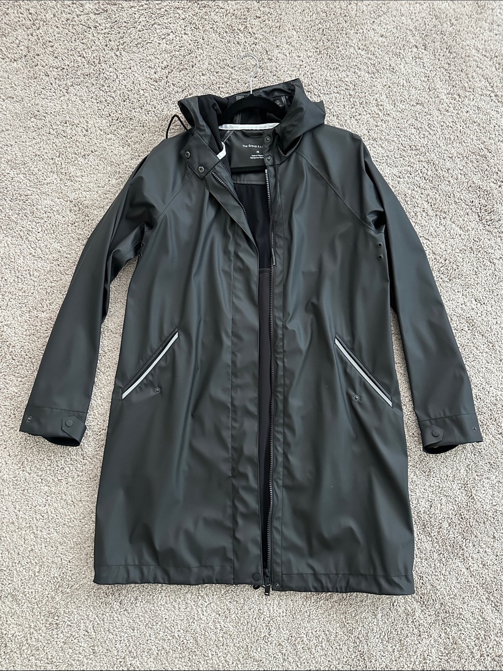 Aritzia The Group BABATON Black Waterproof Hooded Raincoat